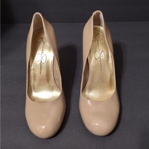Jessica Simpson Nude Pumps size 10 pre owned Exellent condition